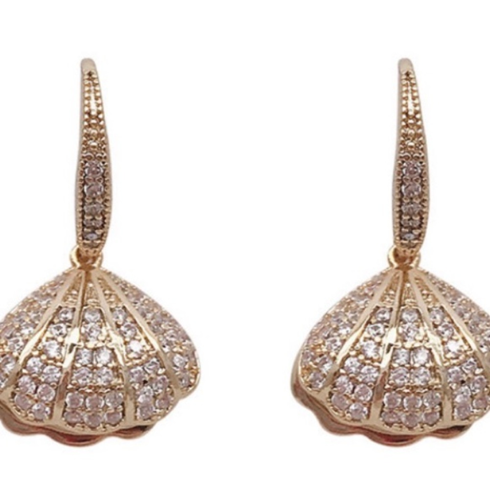 Shell design pearl drop earrings